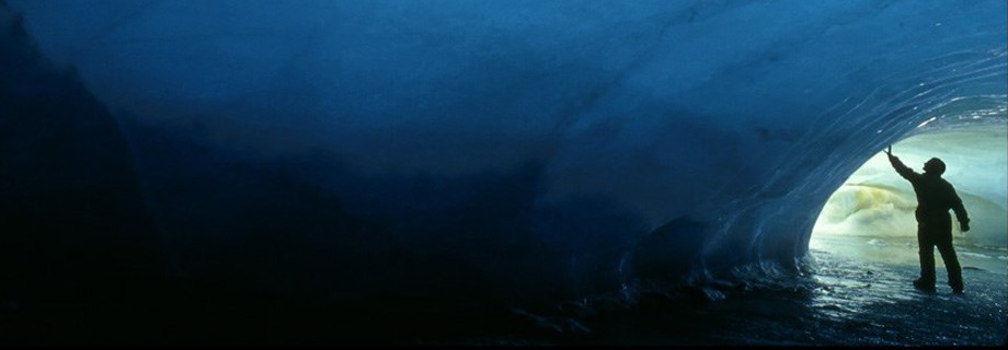 Sonderausstellung zum Klimawandel, Foto Mann in Eisstollen