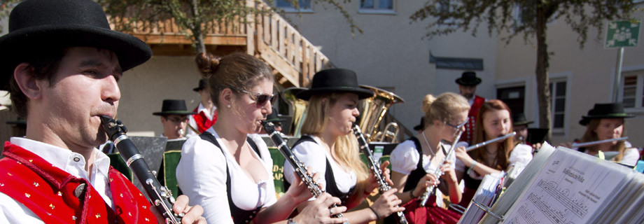 Jugend- und Stadtkapelle Mainburg spielt im Museumshof zur Ausstellungseröffnung