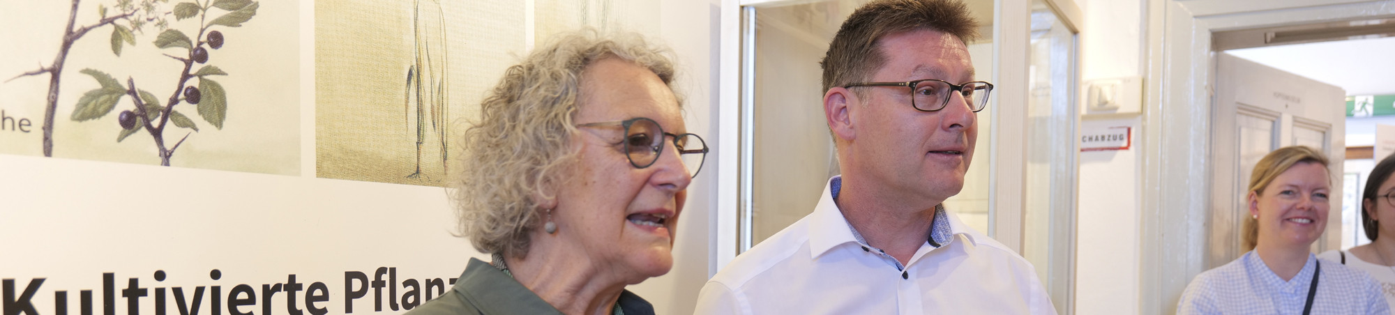 Dr. Riemeier-Fischer erklärt dem Bürgermeister Fichtner die junsteinzeitliche Lebensweise im Abenstal.