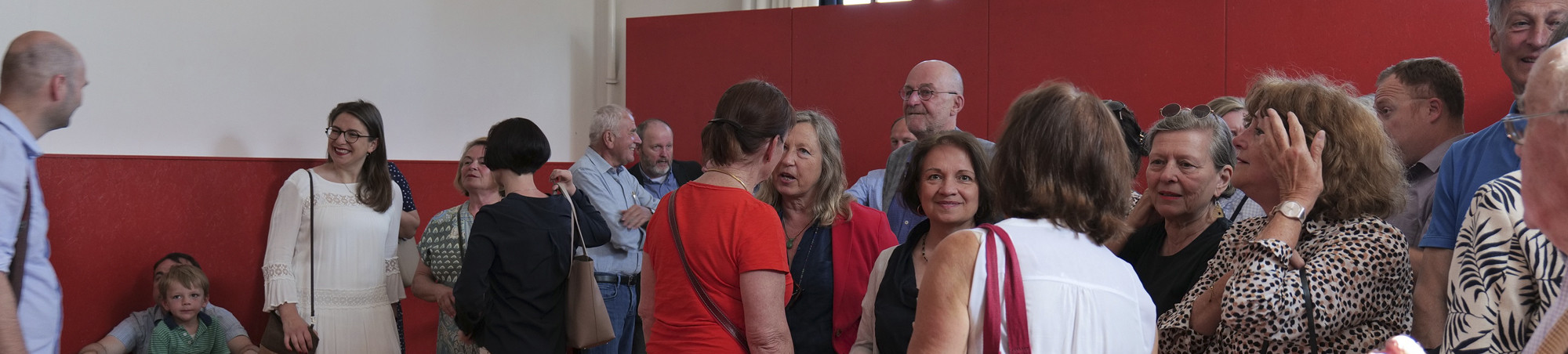 Besucher finden sich zusammen für die Eröffnung