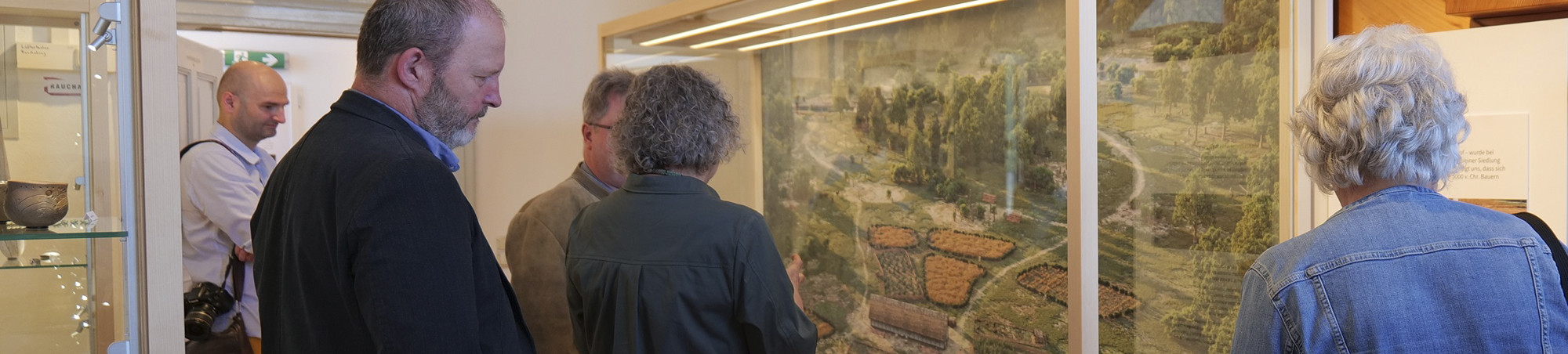 Vor der Vitrine mit den jungsteinzeitlichen Langhäusermodellen.