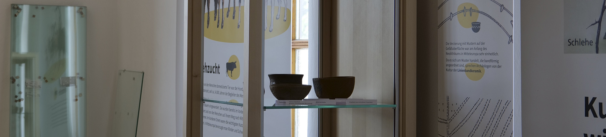 Wenn alles in den Vitrinen passt, kommen die kleinen Glasscheinen rein.