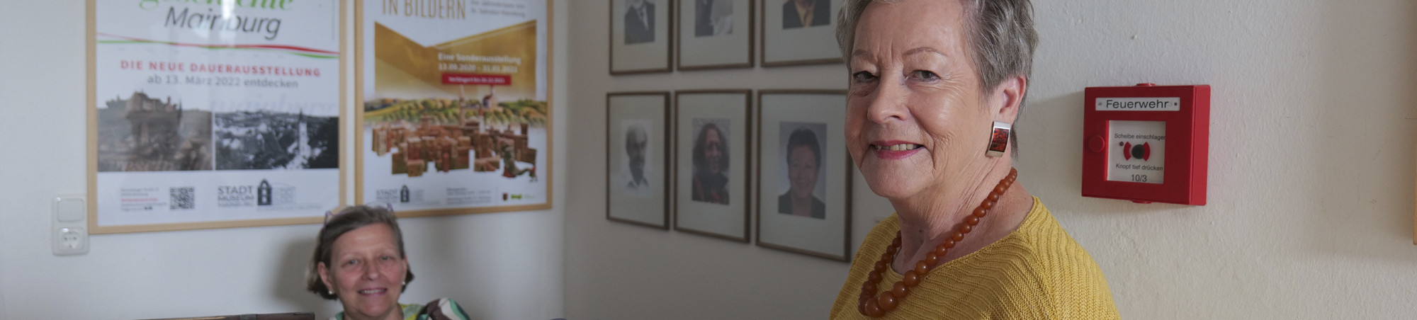 Die ehrenamtlichen Helferinnen erwarten die Teilnehmenden.