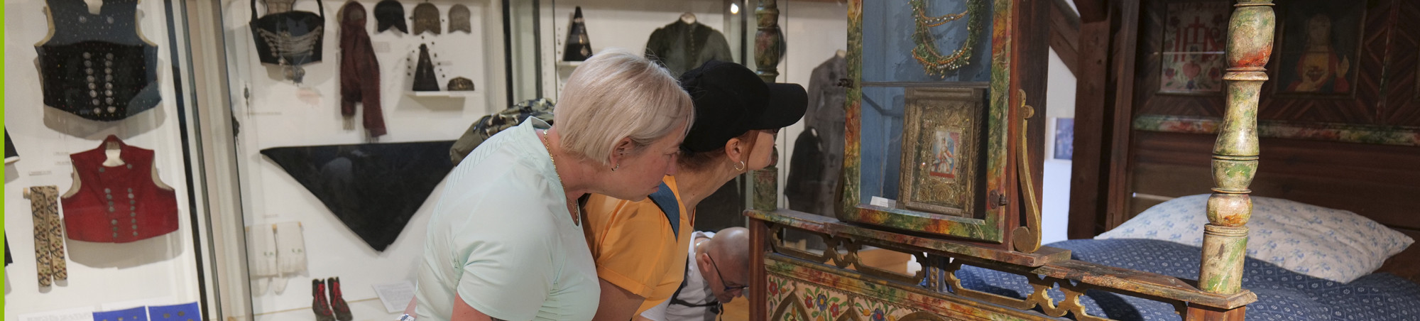 Wie es früher war erkunden diese drei Teilnehmenden auch noch kurz.