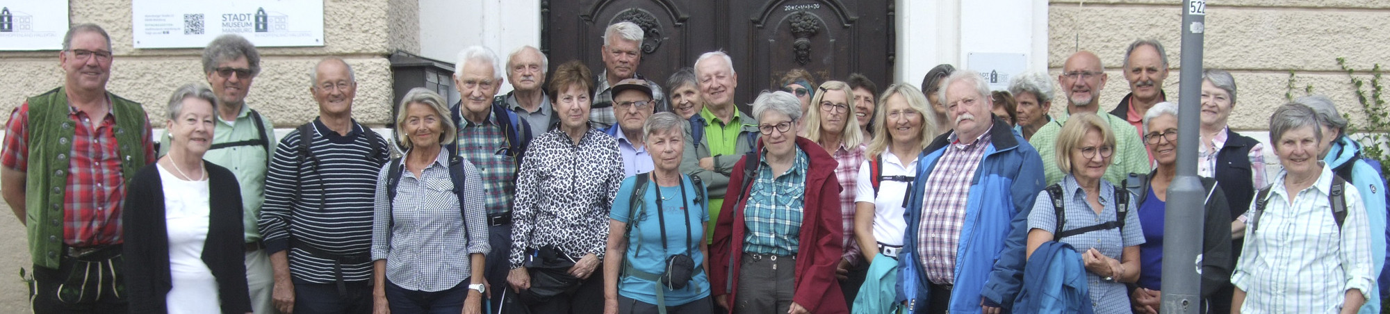Seniorengruppe DAV Regensburg, Frau Buchberger und Herr Franz  vor dem Eingang Knabenschule