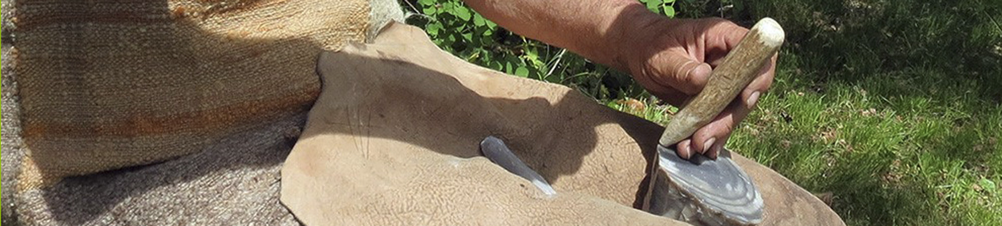 Herstellung von Feuersteingeräten, Steinschlag mit Meißel aus Horn.