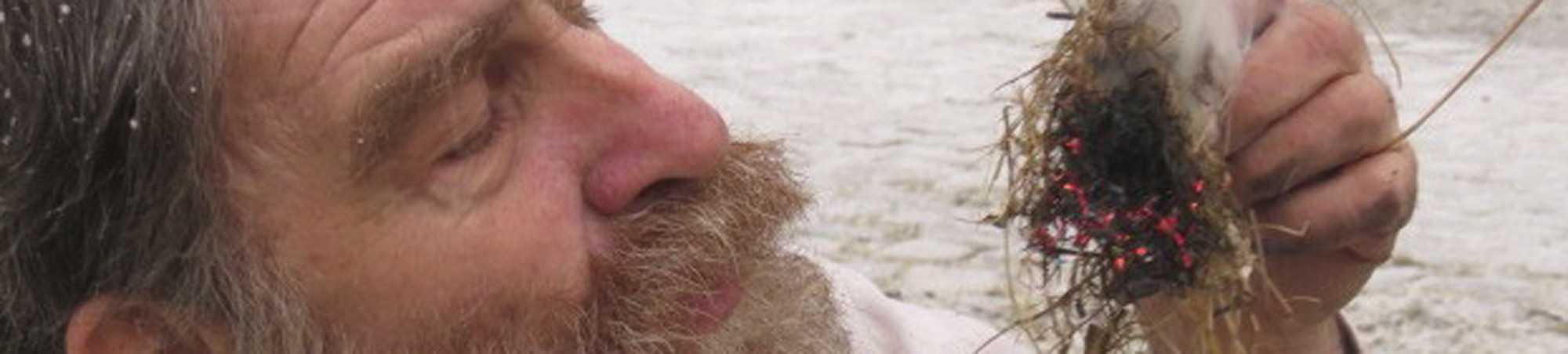 Der Funke im leicht brennbaren Material wird vorsichtig mit Sauerstoff versorgt.