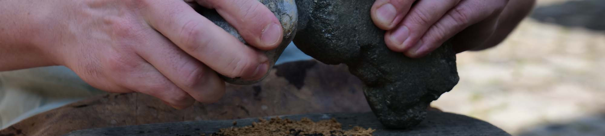 Funken schlagen mit Feuerstein und Katzengold.