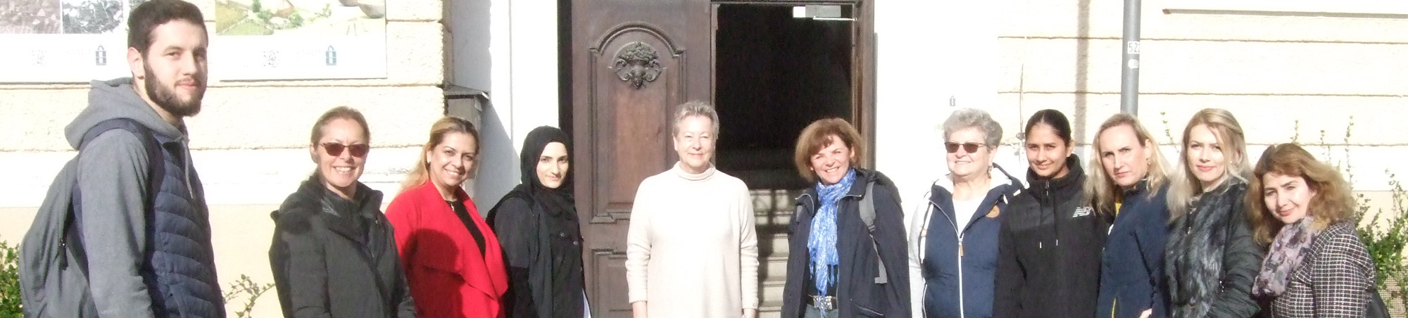 Kurs der vhs Mainburg vor dem Eingang Alte Knabenschule