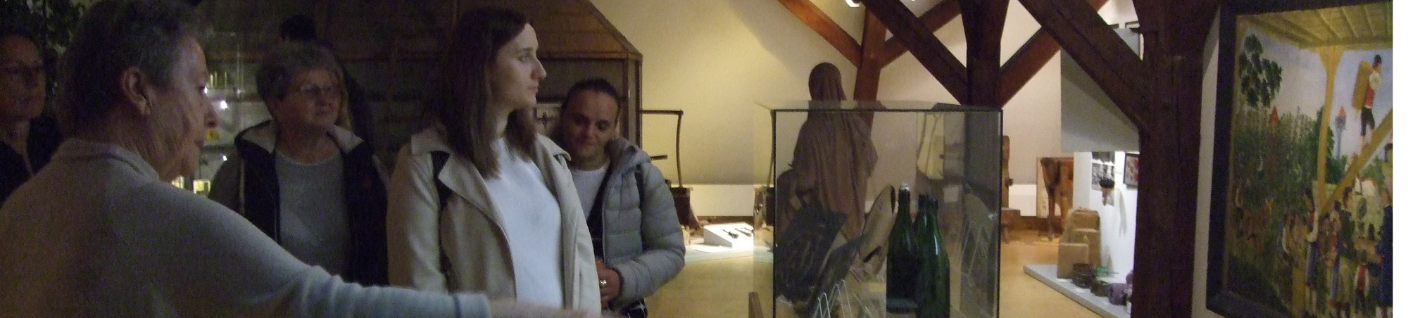 Die Museumsleitung erz&auml;hlt zum Hopfenanbau aus fr&uuml;herer Zeit.