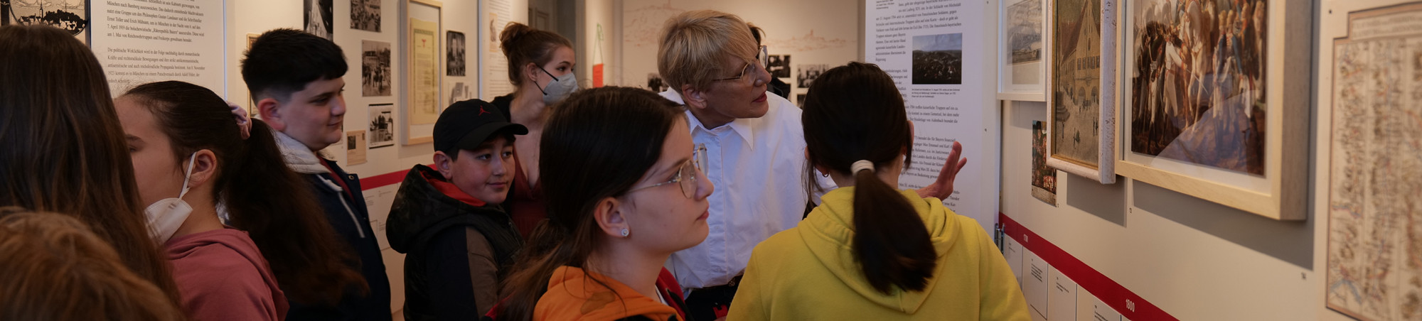 Frau Valaster erarbeitet sich mit ihrer Klasse Napoleons Zeiten. © B. Schneider 2022