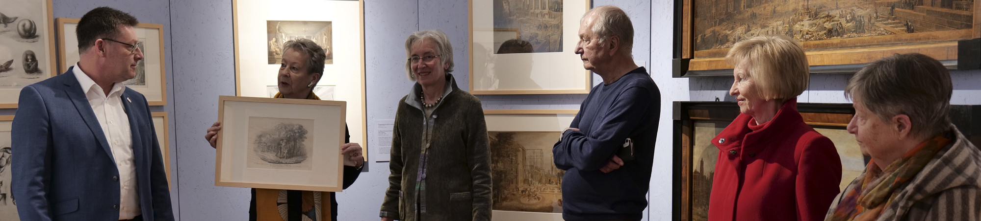 Frau Buchberger präsentiert die Grafik dem Bürgermeister (l.). Rechts daneben Frau Dr. Huber.