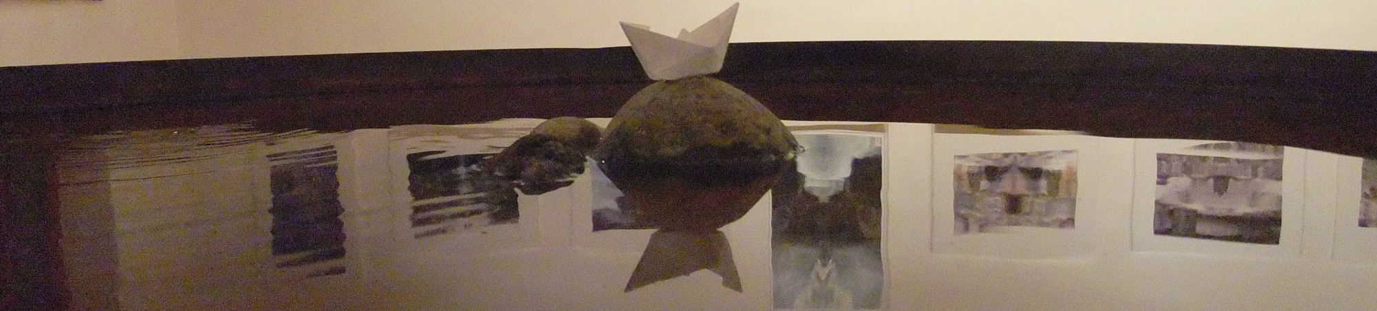 Fotokunst spiegelt sich in Wohnzimmer-Weltmeer.