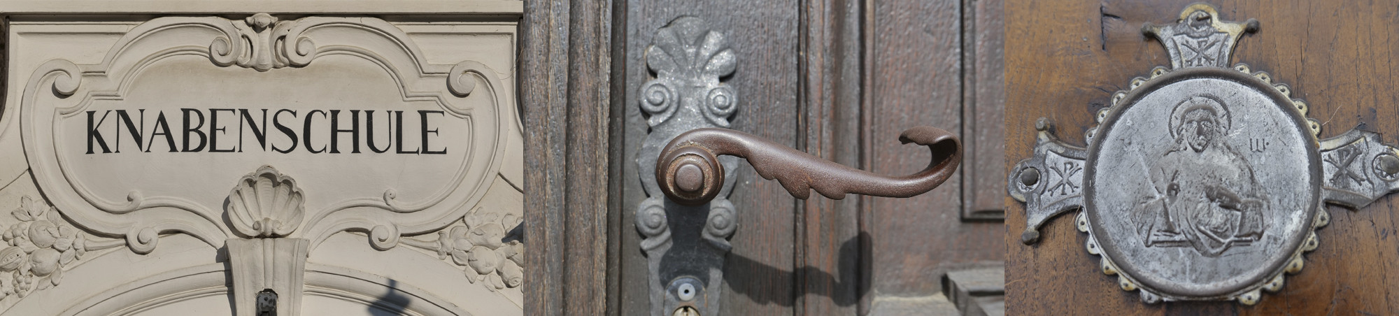 Details am Eingang: Schmuck über der Tür, Originalklinke und Christusbild an der Innenseite