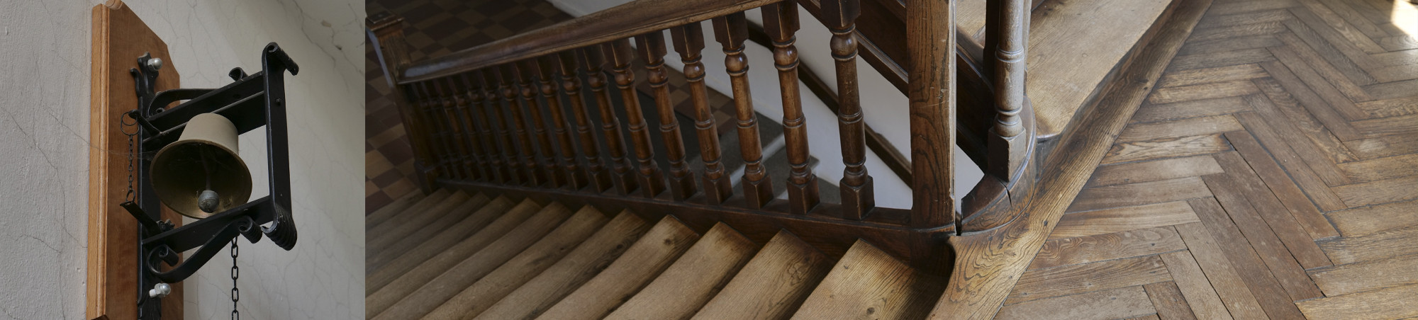 auf dem Weg ins Museum: Schulglocke und Holztreppenhaus