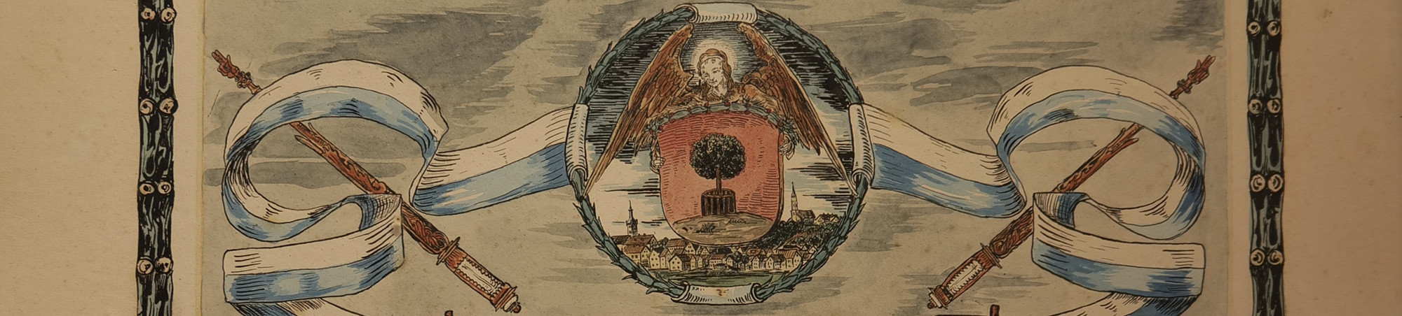 Mittig ein Engel mit dem Wappenbaum von Mainburg vor der Stadtansicht, symmetrisch flattern zwei weißblaue Fahnenbänder davon ausgehend um je einen Zeremonienstab