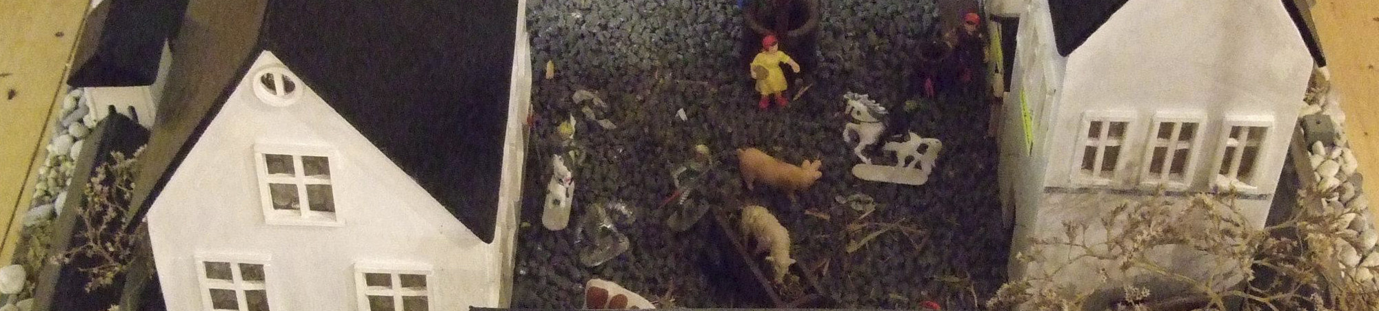 Zwei Hausgiebel von einer Umfriedung, die einen Innenhof bildet. Im Innenhof laufen Haustiere, Mägde herum und ein Reiter sitz auf einem Pferd.