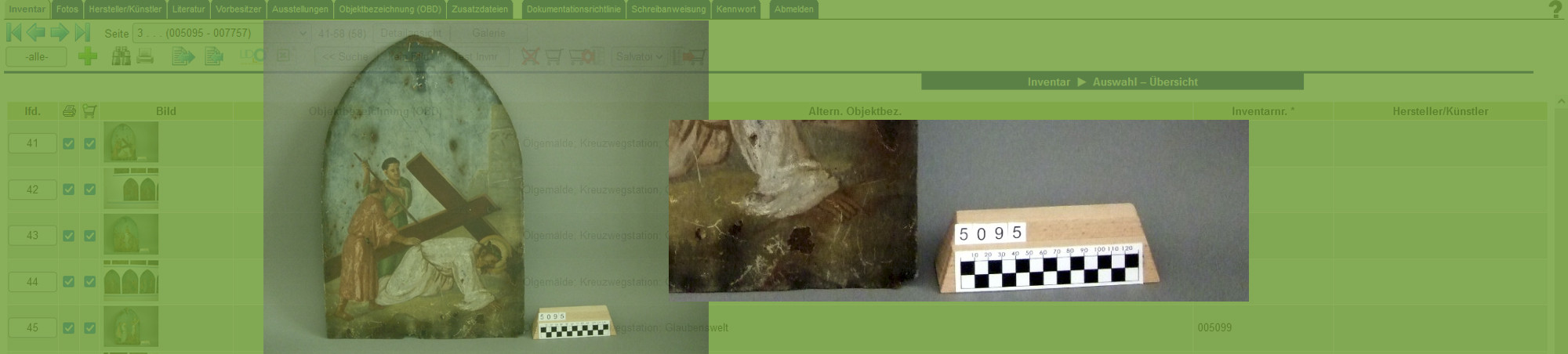 Inventarisierungsdatenbank im Hintergrund, davor digitales Foto einer inventarisierten Kreuzwegtafel, ganz vorn ein Ausschnitt mit Inventarisierungsnummer