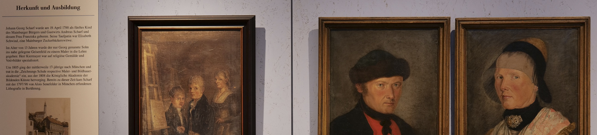 Ausbildung, Beginn des Rundgangs -- Tafel mit Werdegang, Ölbild mit Geschwistern, Porträts der Eltern