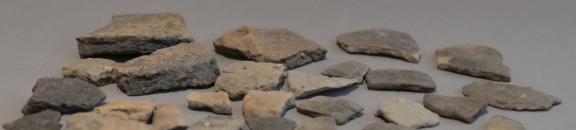 Ungeordnete, naturfarbene  Scherben von der Ausgrabung in verschiedenen Stärken
