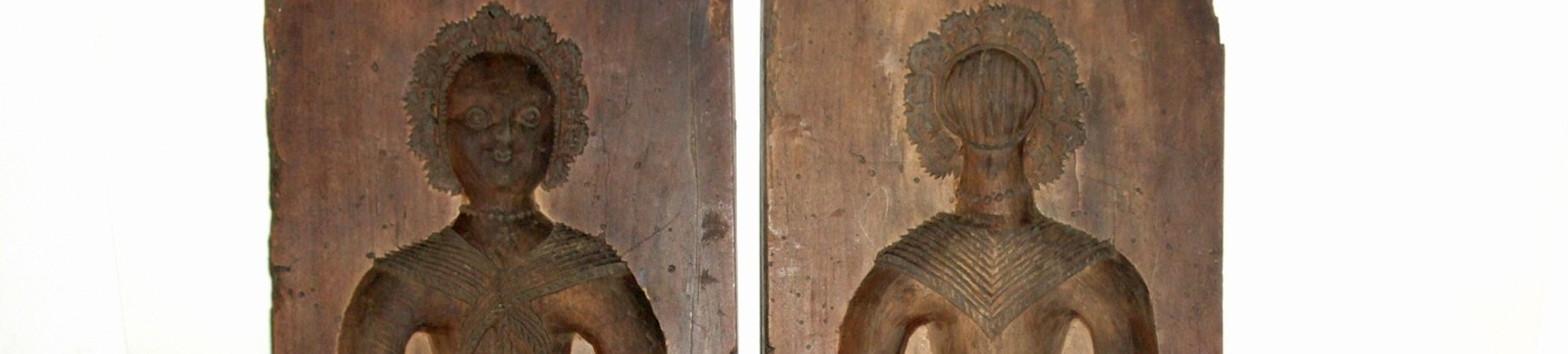 Zwei längsrechteckige Holzklötze sind auf der Innenseite mit der negativen Form einer Darstellung beschnitzt. Fügt man die beiden passig gearbeiteten Formen zusammen, so ergibt sich der Hohlraum für eine vollplastisch negativ dargestellte Frau in langem Gewand mit Häubchen auf dem Kopf und einem Rosenkranz vor dem Bauch. Die Form wurde mit Wachs ausgegossen und es wurde so eine vollplastische Frauenfigur mit Vorder- und Rückansicht gewonnen. Sind die Formen zusammen, sieht man an der rechten Längskante die über beide Modeln reichende Signatur mit Datum &quot;I . S 1759&quot;. 