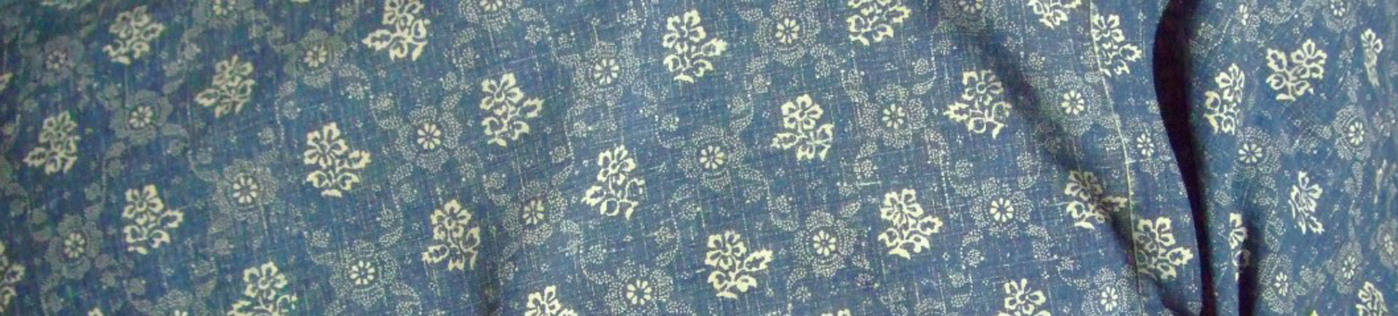 Blau bedruckter Stoff mit Blumenmuster, zusammen genäht. 