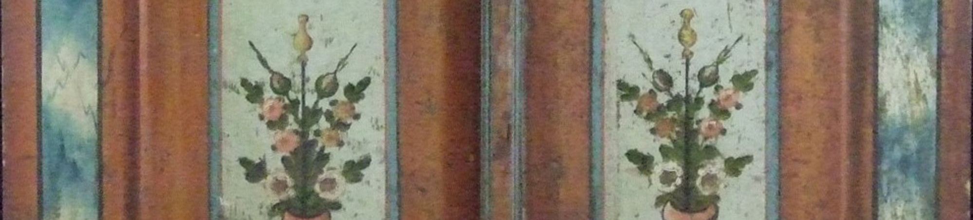 Die Türen durch die Malerei je in zwei Kasetten unterteilt. Auf weißem Grund jeweils eine Vase mit einem Blumenstrauß darinnen. 