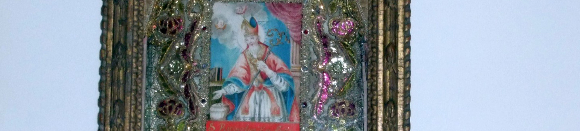 In geschnitztem, vergoldeten Rahmen unter Glas ein Aquarell. Umgeben von reicher Brokatstickerei.