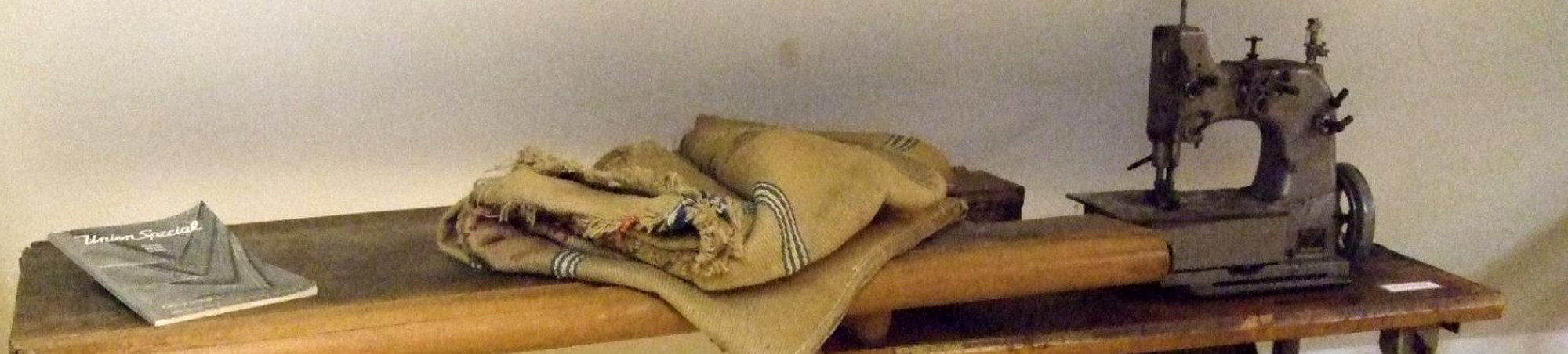 Langer Auflagetisch linksseits des Näharms