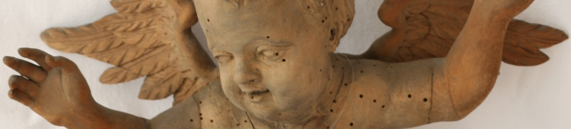 Detail Holzputto ohne Bemalung, Hände, Kopf, Flügel