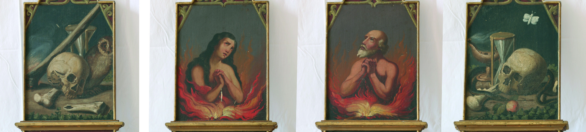 Je eine betende Halbfigur im Fegefeuer, links eine Frau, rechts ein Mann, auf den Rückseiten allegorische Stilleben mit Totenschädeln