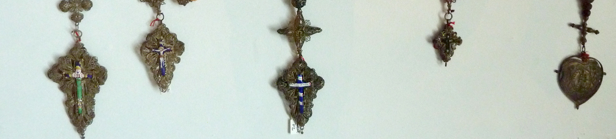 Anhänger an verschiedenen Rosenkränzen