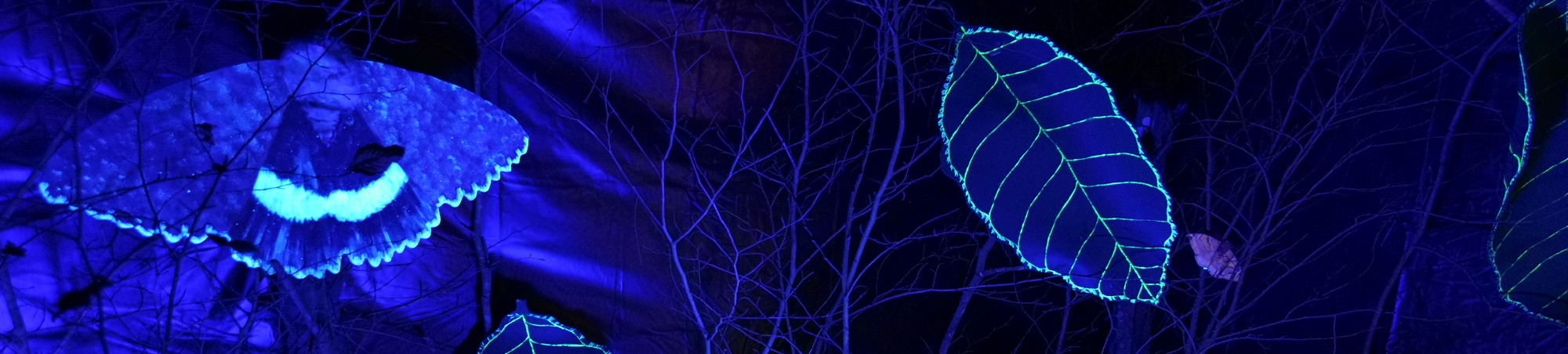 Überlebensgroßes Modell unter Schwarzlicht im Verdunkelungszelt