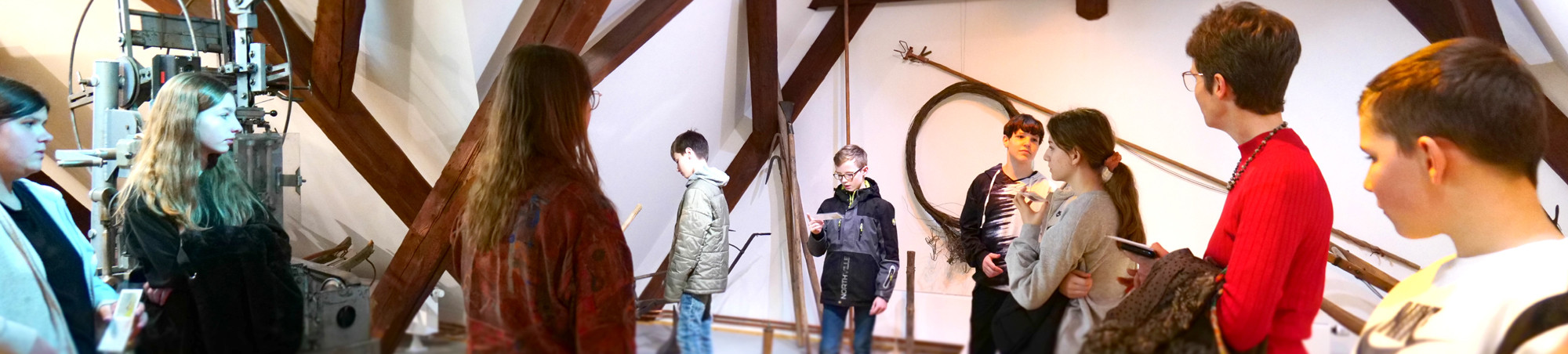 Beteiligte Kinder stehen paarweise im Kreis und h&ouml;ren zu.