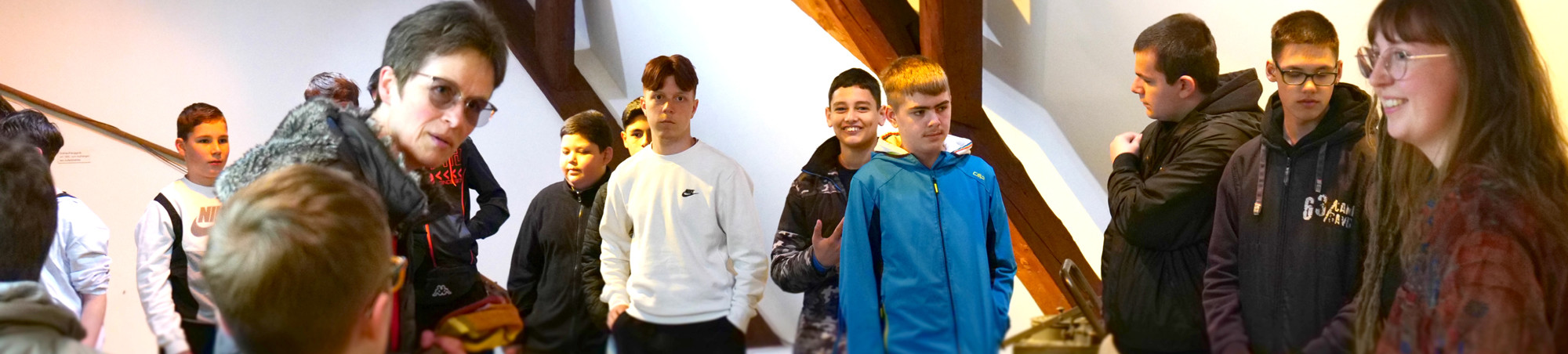 Klasse 7 und ihre Klassenlehrerin in der Hopfenausstellung.