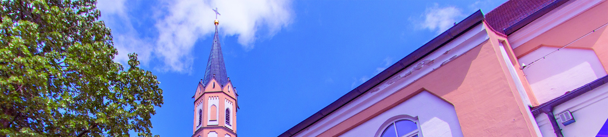 Ausschnitt eines Fotos von St. Salvator aus der Froschperspektive vor strahlend blauem Himmel