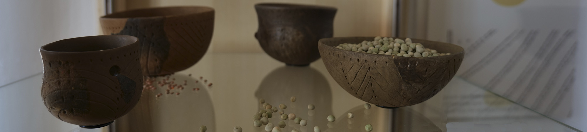 4 kleine Keramikgef&auml;&szlig;e in Vitrine der Dauerausstellung