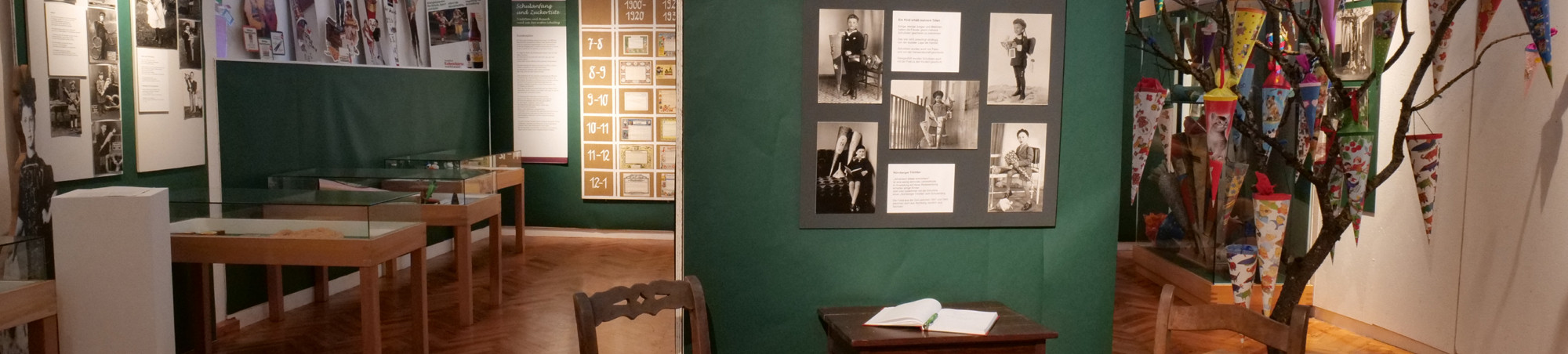 Utensilien aus der Schule von früher und ein Zuckertütenbaum.