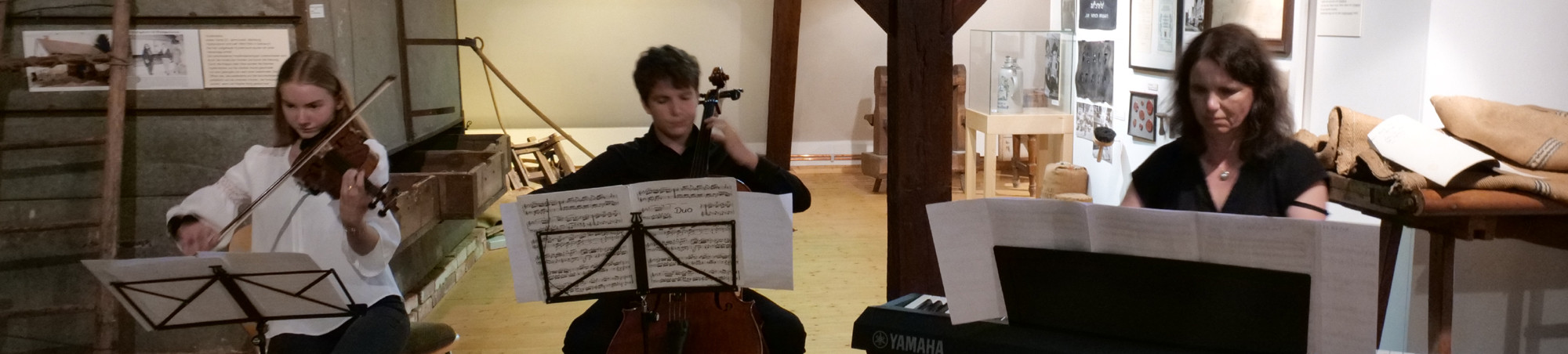 Violinistin, Cellist und Pianistin spielen ein St&uuml;ck im Hopfenmuseum.