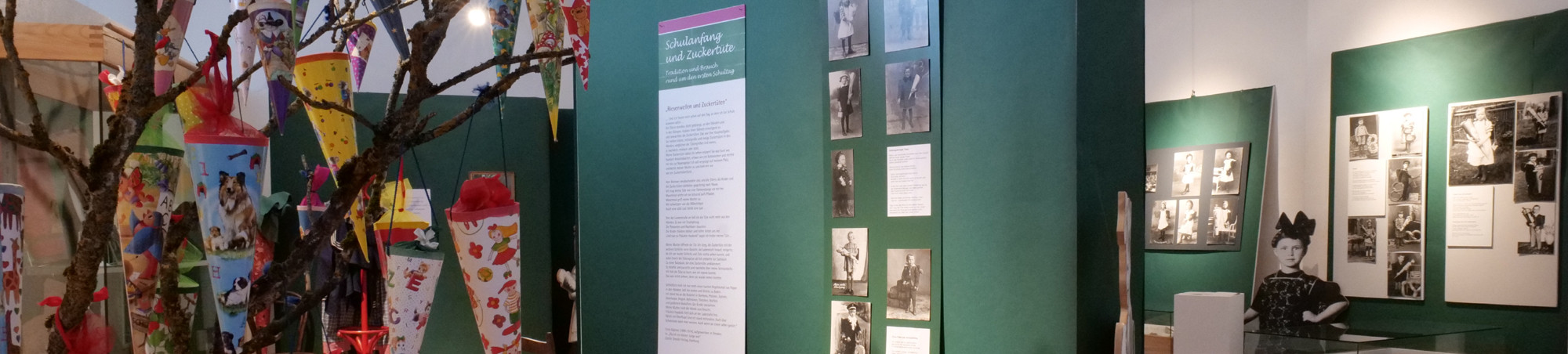 Blick in die Ausstellung -- Zuckertütenbaum, Fotos und Texte auf schultafelgrünem Grund