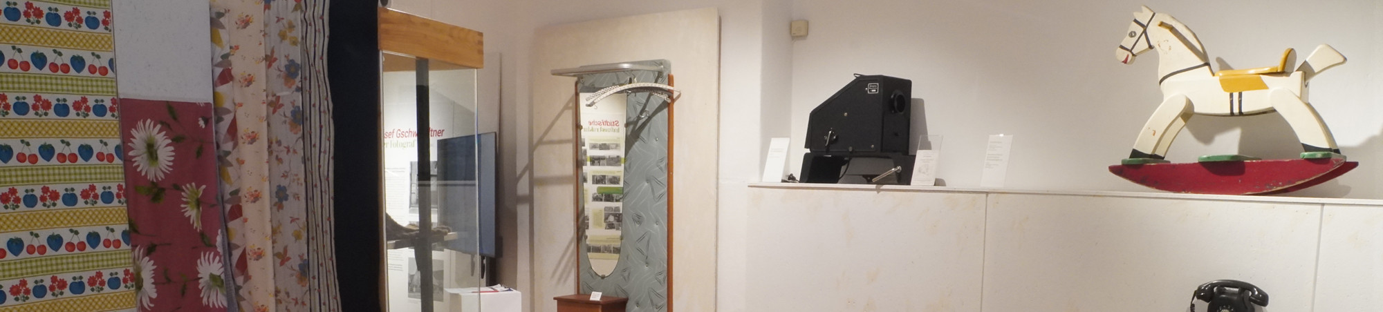 Stoffe, Garderobe, Schaukelpferd aus den 50ern