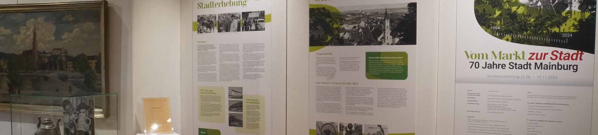 Blick auf die Ausstellungstafeln, das Landshutbild und den zweihenkeligen Bierkrug