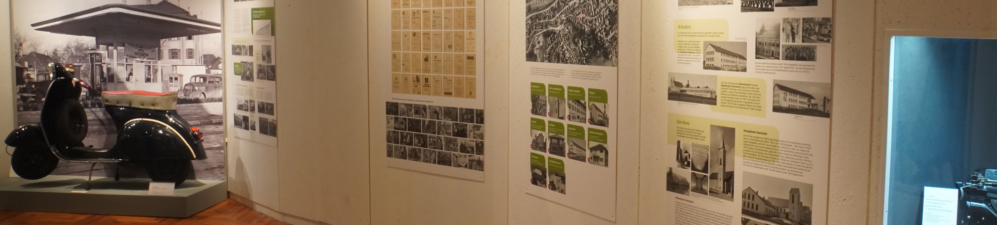 Blick in 70 Jahre Mainburg auf Vespa vor Tankstellenbild.