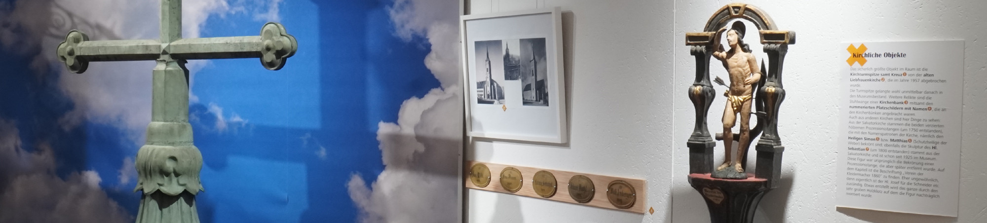 Original-Kreuz der Liebfrauenkirche Mainburg vor blauem Himmel, Heiliger Sebastian und Fotos von Altbau/Neubau Liebfrauenkirche, Namenstafeln