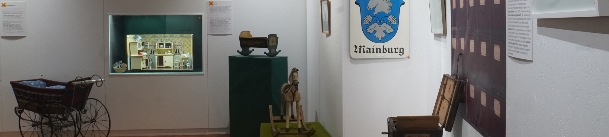 Beginn des Rundgangs, rechts Verwaltung, links Spielzeug