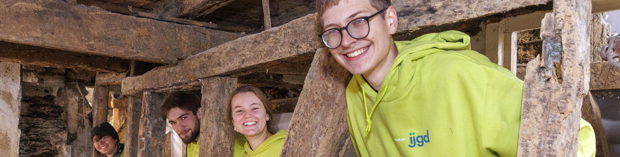 Jugendliche im Geb&auml;lk
