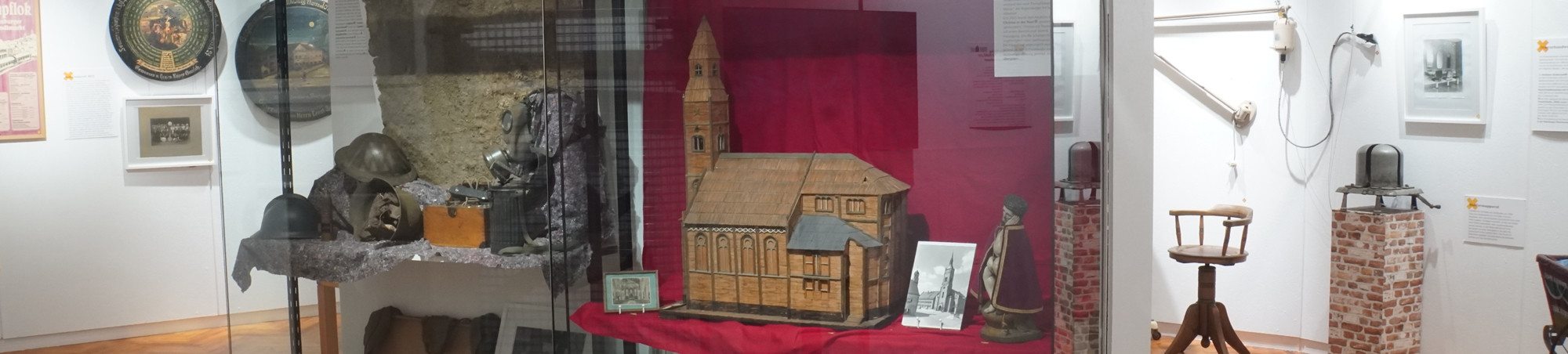 Vitrine mit Objekten aus I. u. II. Weltkrieg, Streichholzmodell alte Kirche Mainburg